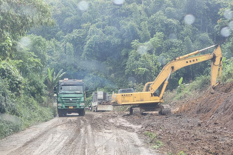 Văn Bàn – Lào Cai: Quốc lộ 279 nhiều đoạn bị sạt lở, khó khăn cho người đi lại