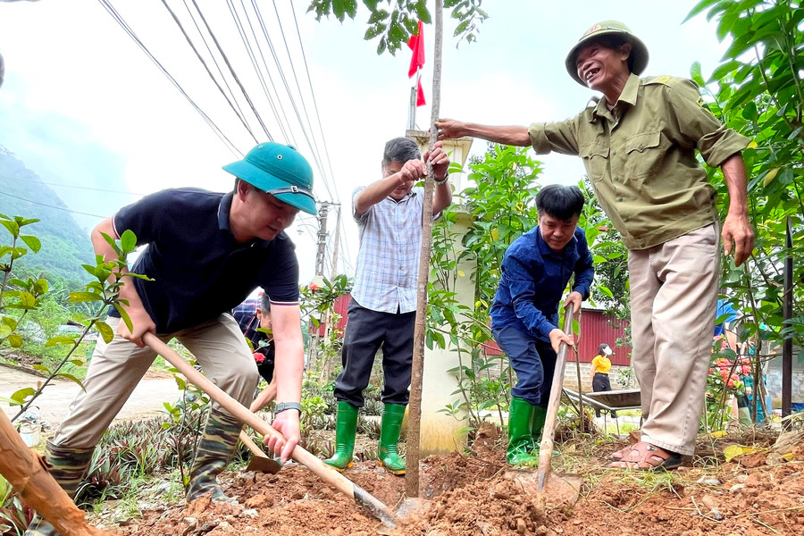 Ngày cuối tuần cùng dân ở Trấn Yên (Yên Bái): Trồng cây xanh, vệ sinh môi trường