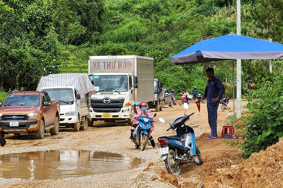 Tân Uyên (Lai Châu): Sạt lở đồi “mâm xôi”, QL 32 liên tục tắc