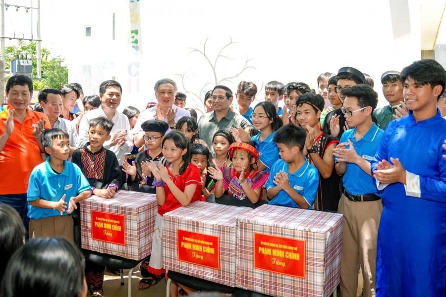 Thủ tướng Phạm Minh Chính: Thầy cô không chỉ dạy chữ mà hãy yêu thương học sinh như người thân