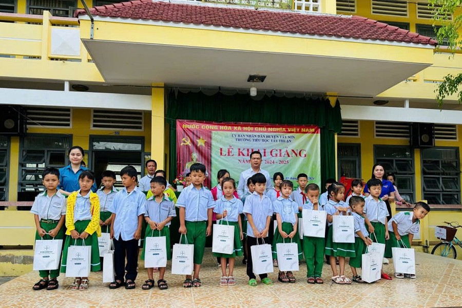 Công ty Thủy điện An Khê - Ka Nak tổ chức chương trình “Cắp sách đến trường cùng học sinh nghèo”