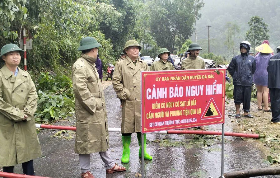 Hòa Bình: Phó Thủ tướng Hồ Đức Phớc trực tiếp kiểm tra hiện trường vụ sạt lở ở huyện Đà Bắc