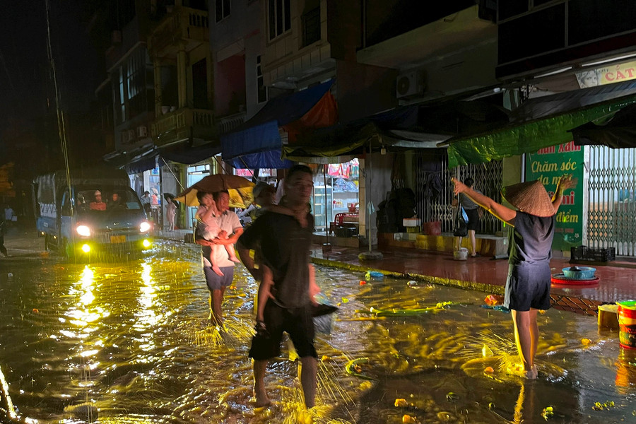 TP. Yên Bái: Nước lũ lên nhanh, người dân tập trung di dời người và tài sản