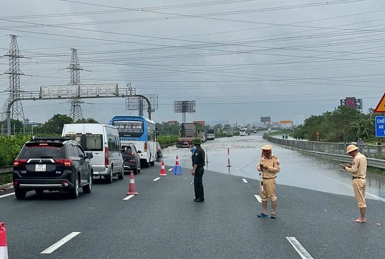 Cao tốc Pháp Vân - Cầu Giẽ ngập sâu, cấm các phương tiện di chuyển vào