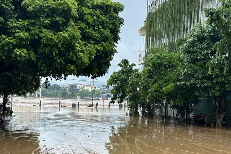 Lũ trên sông Hồng qua Lào Cai đang rút, vẫn cần cấm tàu thuyền hoạt động