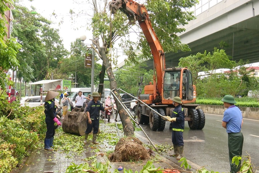 Chủ tịch UBND TP Hà Nội yêu cầu tập trung cao độ vệ sinh môi trường sau bão