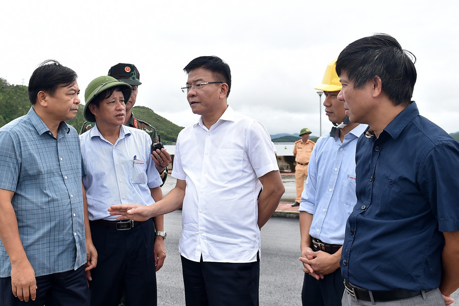 Phó Thủ tướng Lê Thành Long kiểm tra tình hình hồ thủy điện Thác Bà