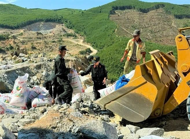 Quảng Nam: Sử dụng trái phép vật liệu nổ khai thác đá, 4 đối tượng bị bắt giam