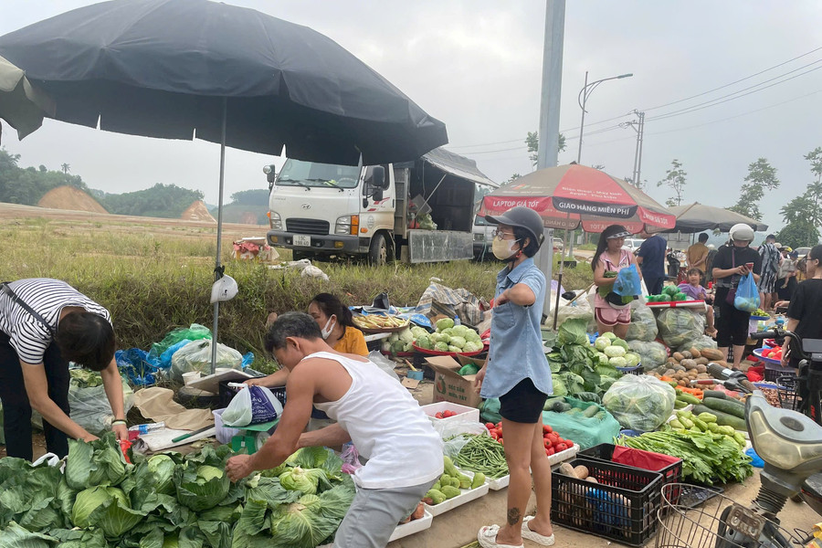 PS ảnh: Hàng hoá, thực phẩm đã đầy đủ tại các chợ ở TP. Yên Bái