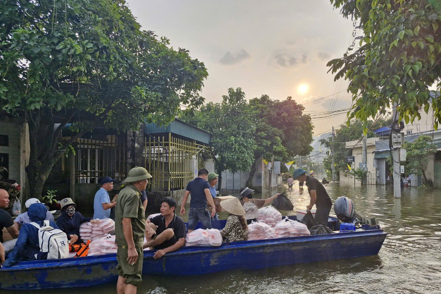 Hàng nghìn suất cơm gửi tới người dân đang bị cô lập bởi lũ tại Hà Nam