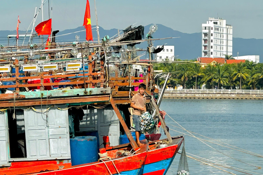 Ngư dân xã biển Bảo Ninh tích cực “mang rác từ biển vào bờ”