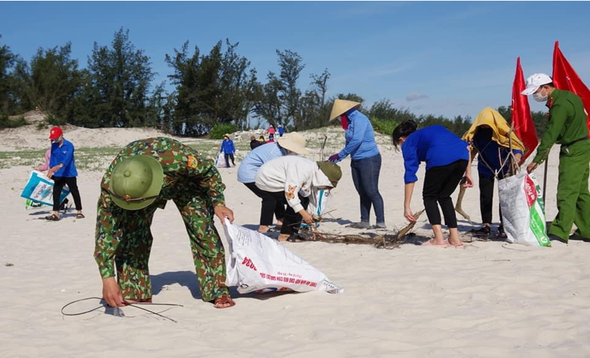 Bài dự thi "Cùng giữ màu xanh của biển" lần 2: Tuổi trẻ Lệ Thủy chung tay giữ màu xanh của biển