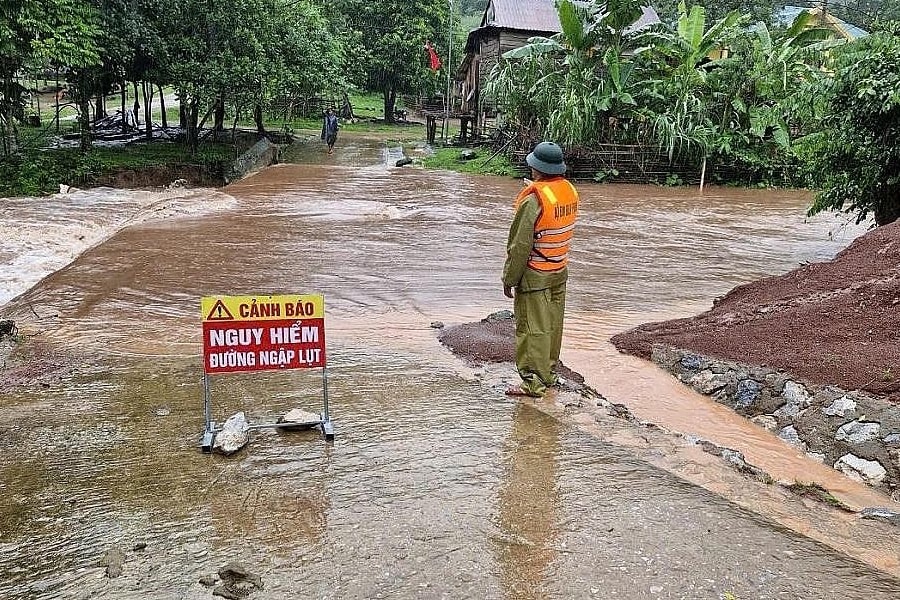 Ảnh hưởng bão số 4: Quảng Bình còn nhiều điểm bị chia cắt cục bộ