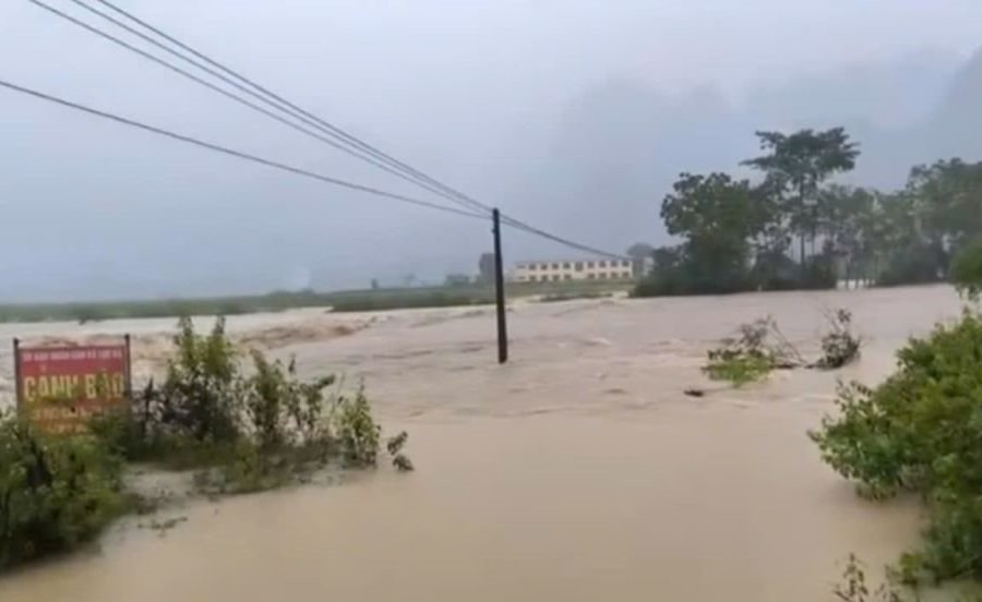 Mưa lớn diện rộng, nguy cơ lũ quét và sạt lở đất tăng cao