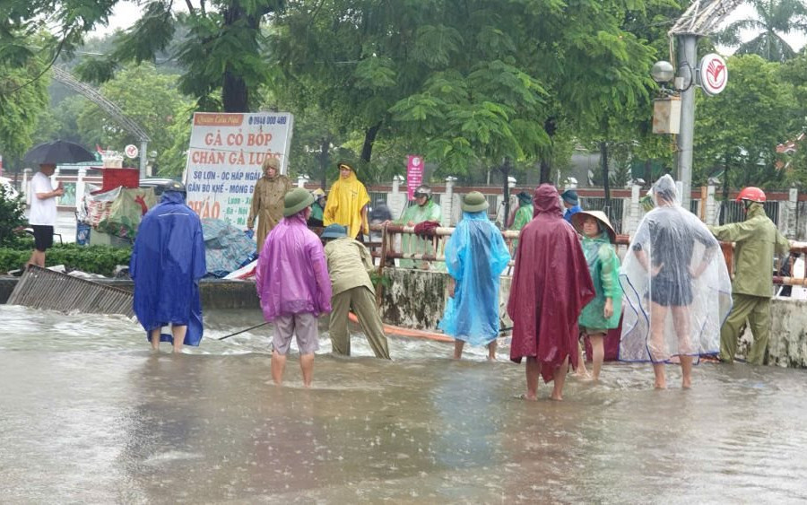 Nghệ An - Hà Tĩnh: Hàng nghìn học sinh phải nghỉ học, di dời nhiều hộ dân đến nơi an toàn