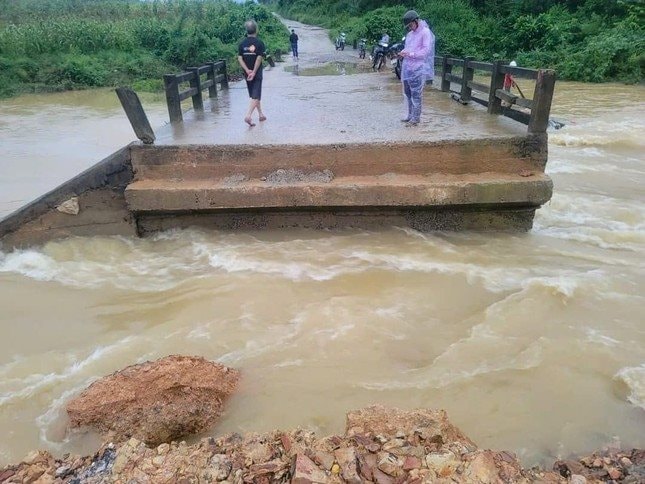 Thanh Hóa: Đường lên các huyện miền núi đã được thông, mưa lũ làm sập cầu Bến Nhạ