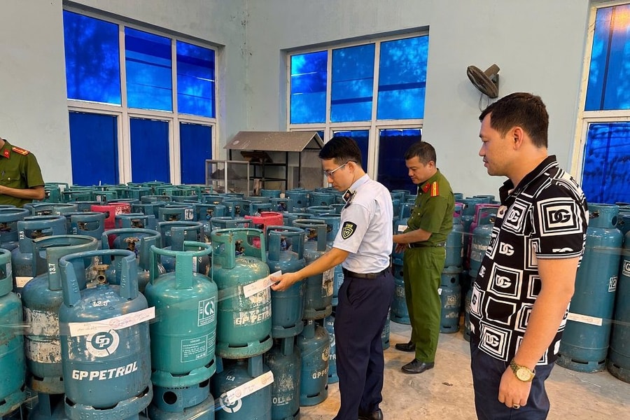 Kiểm tra đột xuất cơ sở san, chiết, nạp khí LPG trái phép tại Bắc Ninh