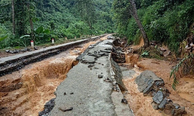 Bạch Thông (Bắc Kạn): Mưa lớn, đường liên xã Nguyên Phúc – Sỹ Bình hỏng nặng