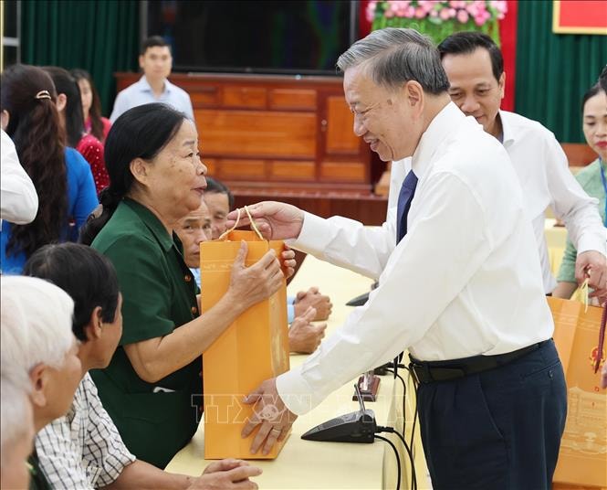 Tổng Bí thư, Chủ tịch nước Tô Lâm tri ân người có công và hỗ trợ người nghèo tỉnh Quảng Trị