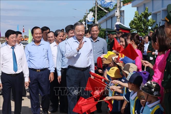 Tổng Bí thư, Chủ tịch nước Tô Lâm thăm, làm việc tại huyện đảo Cồn Cỏ (Quảng Trị)