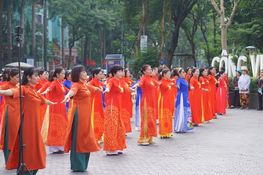 Hơn 70.000 phụ nữ Thủ đô đồng diễn dân vũ chào mừng 20/10