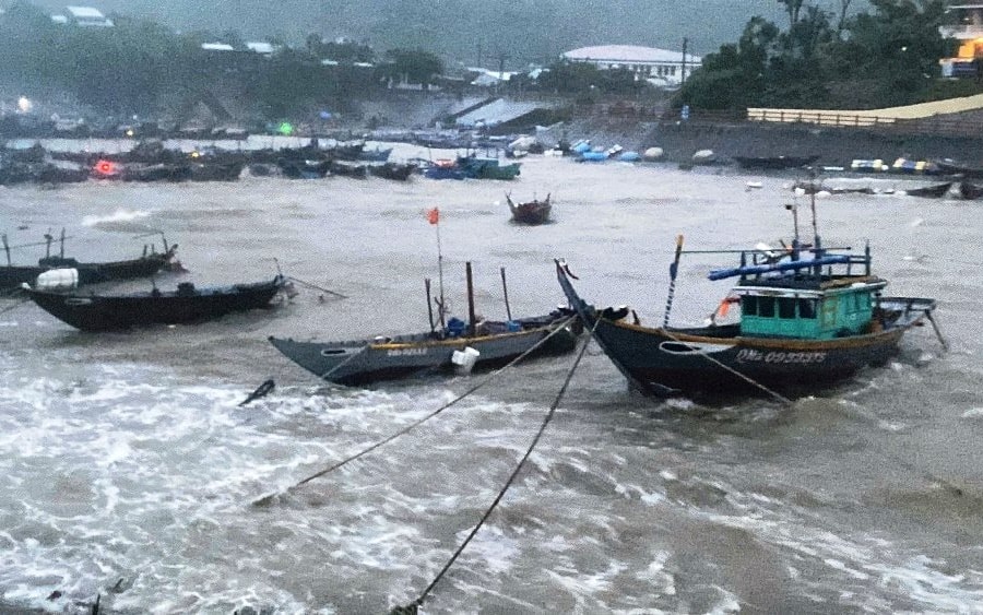 Quảng Nam: Bão số 6 gây mưa lớn, gió giật mạnh, nhiều nơi sụt lún, sạt lở bất thường