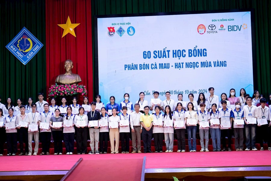 Phân bón Cà Mau trao học bổng “Thắp sáng ước mơ sinh viên Đại học Cần Thơ” lần VIII