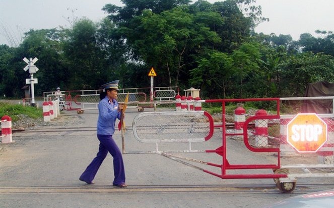 Thực hiện sửa chữa, bổ sung đầy đủ hệ thống tín hiệu tại 184 đường ngang có người gác