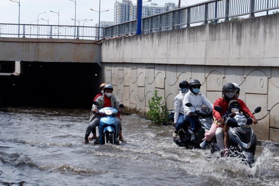 TP.HCM: Đề nghị xử lý ngập nước trước hầm chui bến xe Miền Đông mới