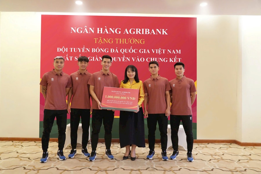 Agribank tặng thưởng 1 tỷ đồng cho Đội tuyển Bóng đá Quốc gia Việt Nam