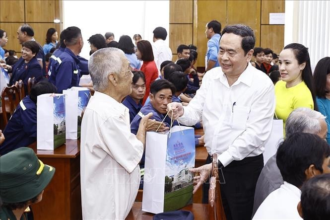 Chủ tịch Quốc hội tặng quà Tết cho hộ nghèo, công nhân có hoàn cảnh khó khăn tỉnh Trà Vinh