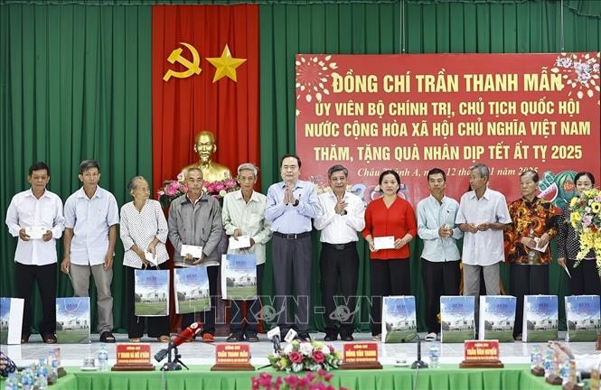 Chủ tịch Quốc hội tặng quà Tết gia đình chính sách, người nghèo, công nhân có hoàn cảnh khó khăn tỉnh Hậu Giang