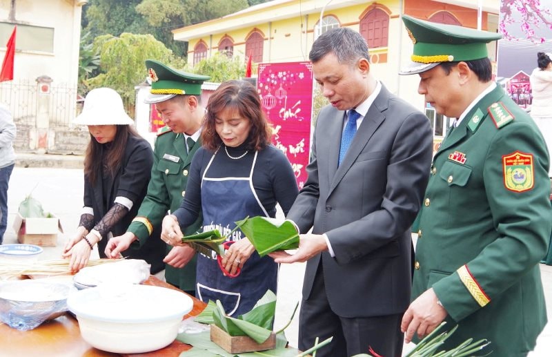 Mang Tết ấm đến với bà con vùng biên giới Sơn La