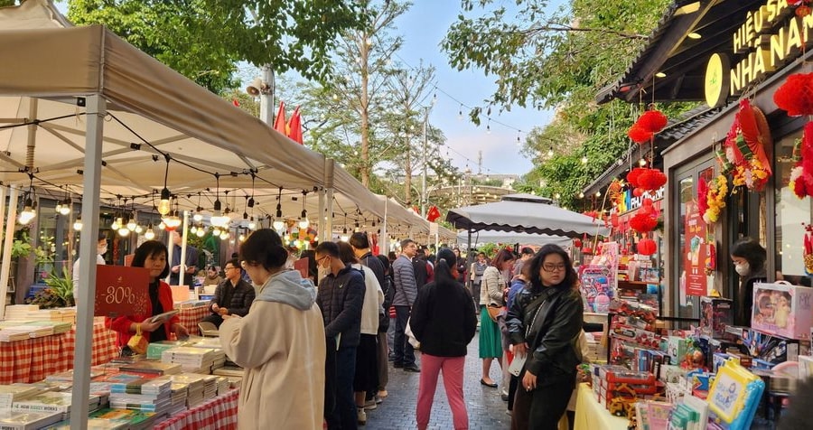 Hà Nội: Người dân hào hứng đón "Tết công nghệ - Trí tuệ tỏa sáng" tại Phố Sách Xuân