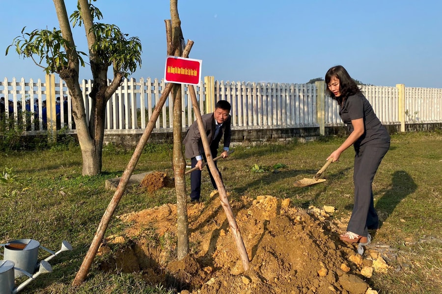 Hơn 1.000 sinh viên, giảng viên Đại học Huế trồng cây đầu xuân