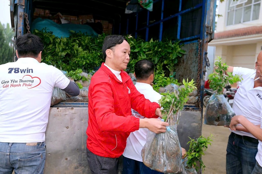 Bắc Kạn: Tặng cây giống cho người nghèo