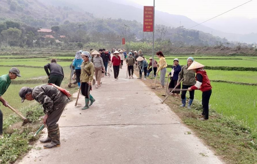 MTTQ xã Lay Nưa tổ chức dọn vệ sinh môi trường làm đẹp tuyến đường