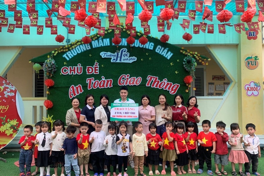 Trường học xanh Green School tặng quà cho học sinh Cương Gián