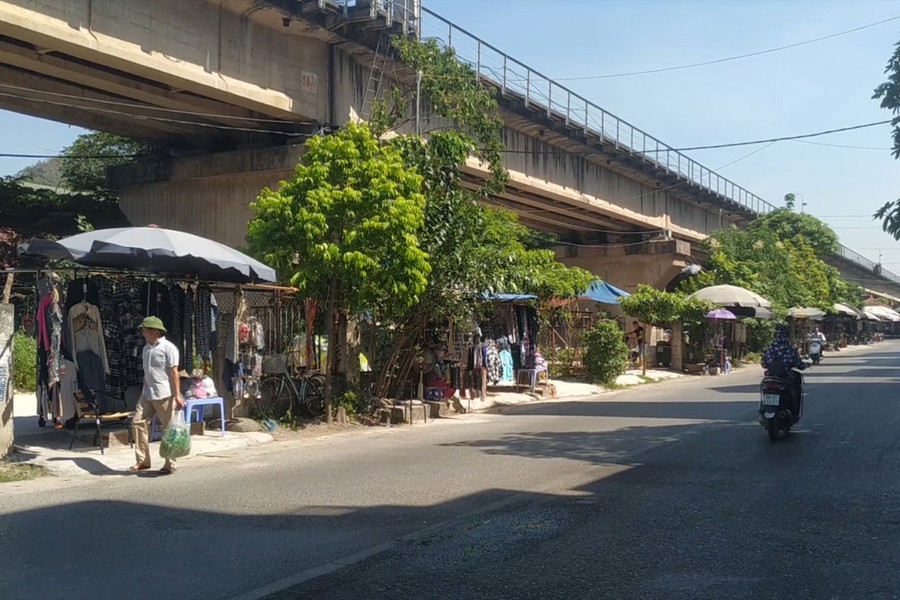 Kinh doanh, sản xuất và rác thải bủa vây chân cầu Thăng Long