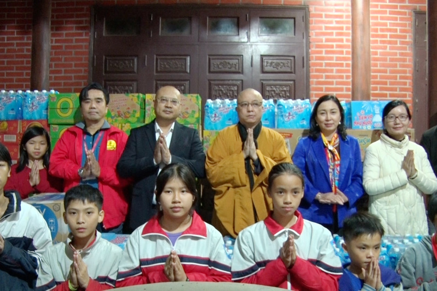 Báo TN&MT chúc Tết, tặng quà 30 em nhỏ mồ côi tại chùa Thịnh Đại, Hà Nam 
