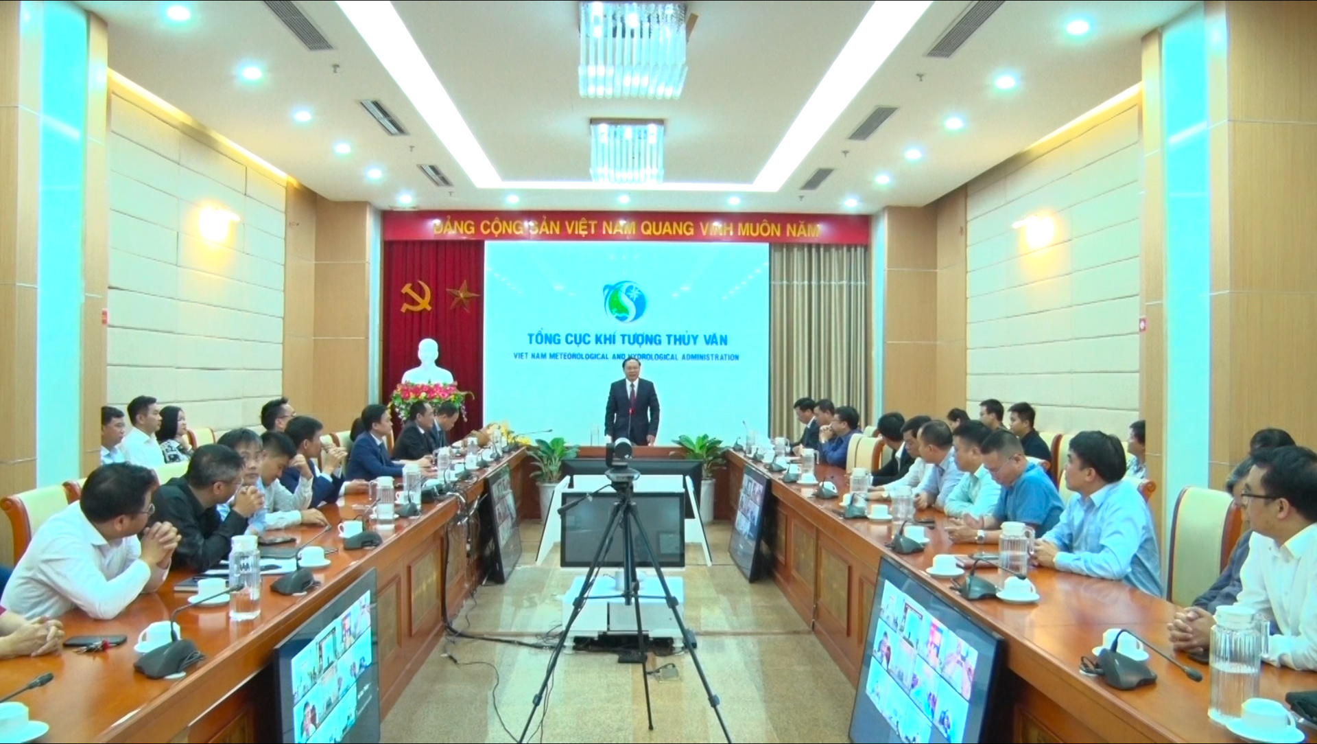 Trao Quyết định kéo dài thời gian giữ chức vụ Phó Tổng cục trưởng Tổng cục KTTV 