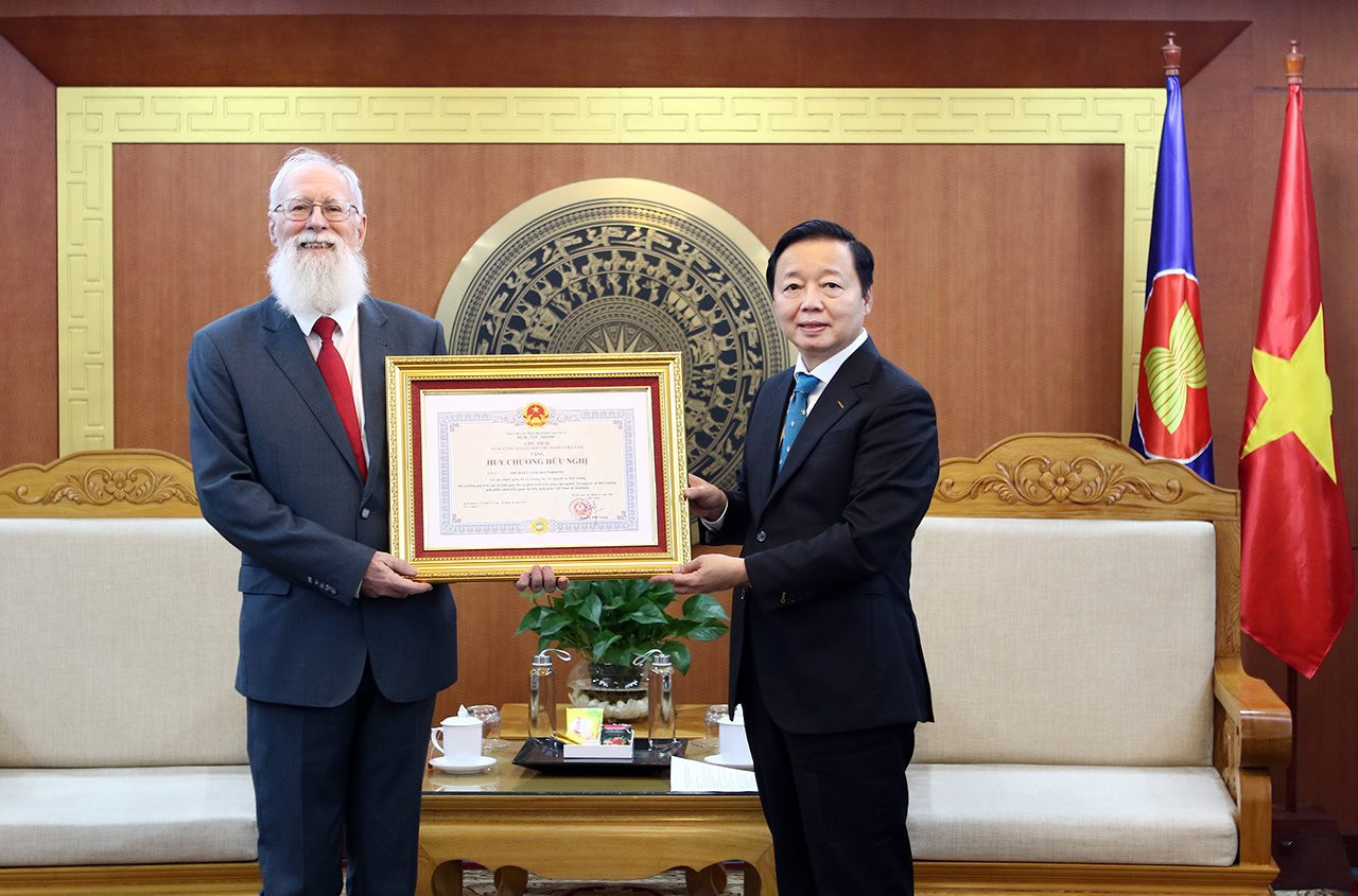 Phó Thủ tướng Trần Hồng Hà trao tặng Huy chương Hữu nghị cho TS. Michael Parsons