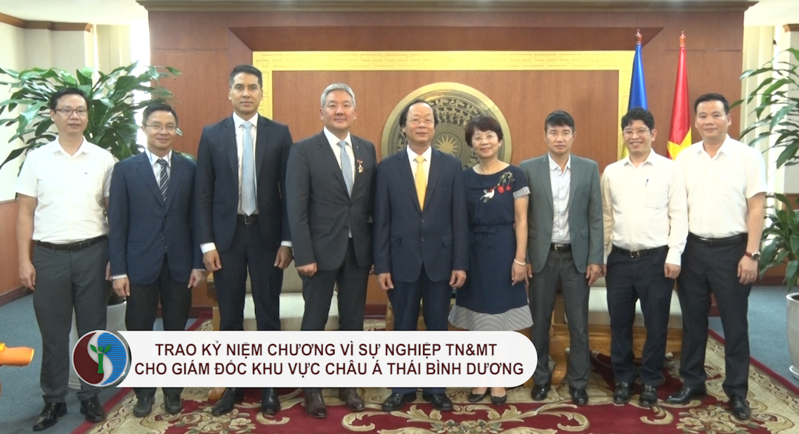 Trao kỷ niệm chương vì sự nghiệp TN&MT cho Giám đốc Khu vực Châu Á Thái Bình Dương (WEF)